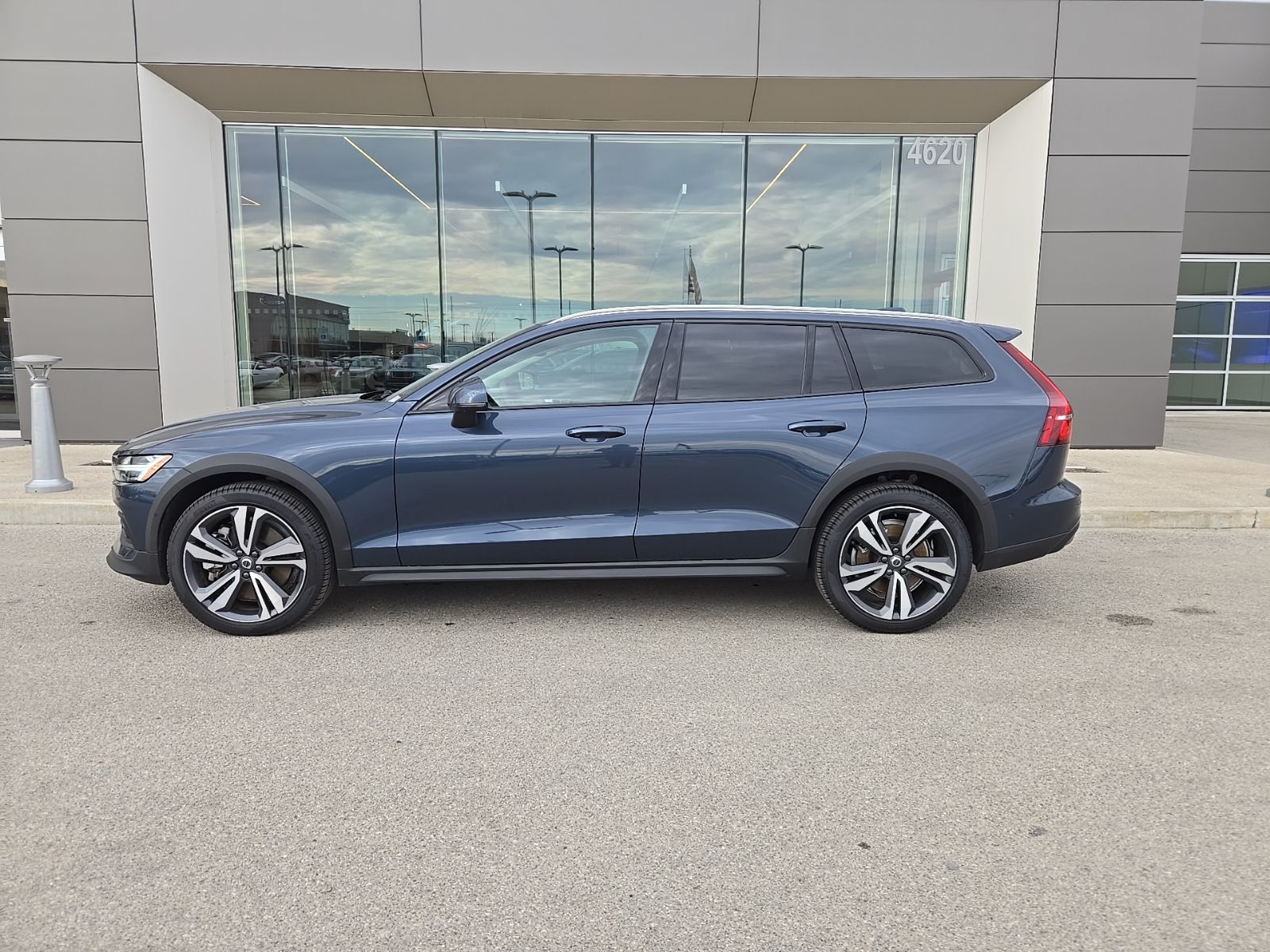volvo v60 cross country 2026 YV4L12WK3T2170261 image volvo v60 cross country 2026 YV4L12WK3T2170261 image
